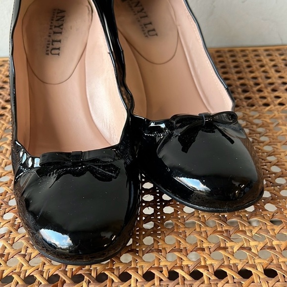 Anti Lu Patent Leather Pumps with Bow - Picture 5 of 9